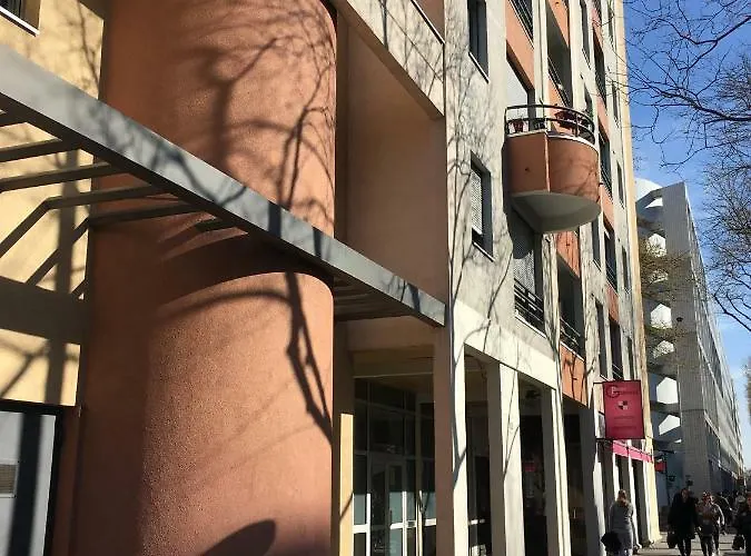 At In * Lyon