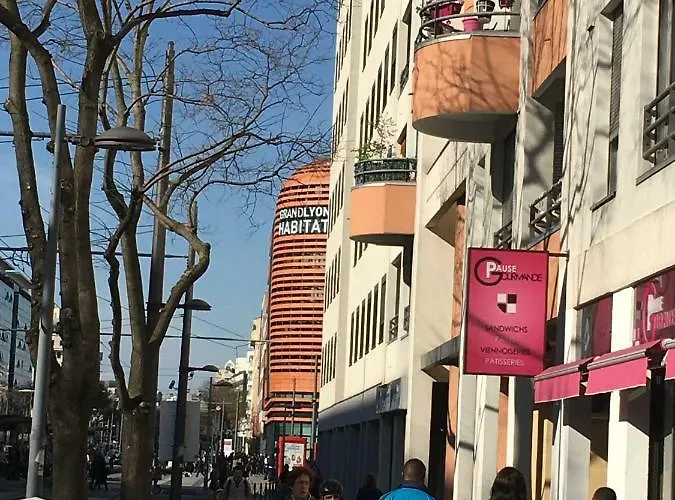 At In * Lyon