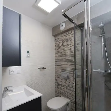 شقة At In ليون